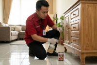 Teknisi profesional sedang memberikan panduan dan survei jasa pembasmi rayap aman