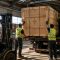 Proses aman kirim barang besar menggunakan armada truk cargo darat